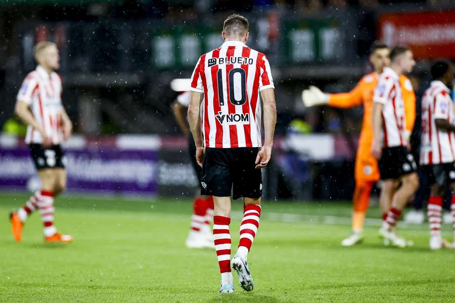 Arno Verschueren verlaat het veld na de rode kaart