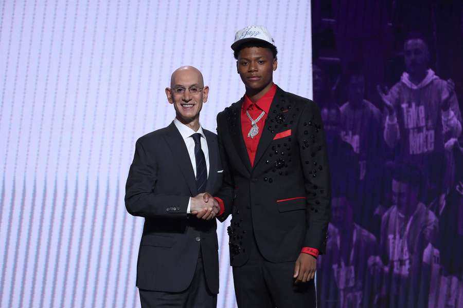 Ace Bailey, con Adam Silver, tras ser seleccionador por los Utah Jazz en el draft de la NBA