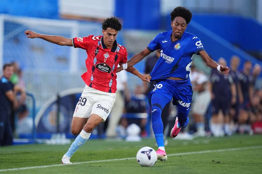 Johan Mojica ante Jones el-Abdellaoui durante el Getafe-Celta