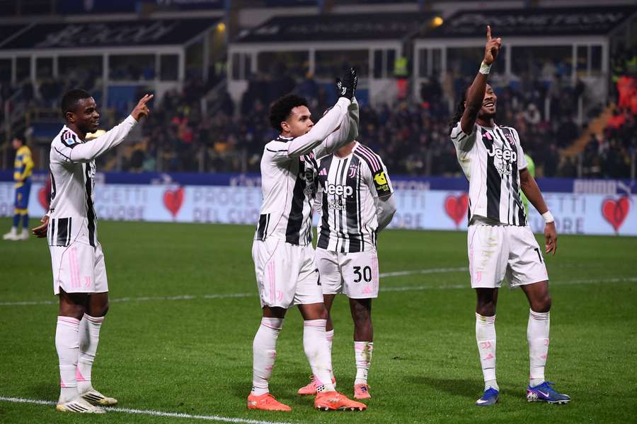 La Juve festeggia dopo il raddoppio La Juve festeggia dopo il raddoppio