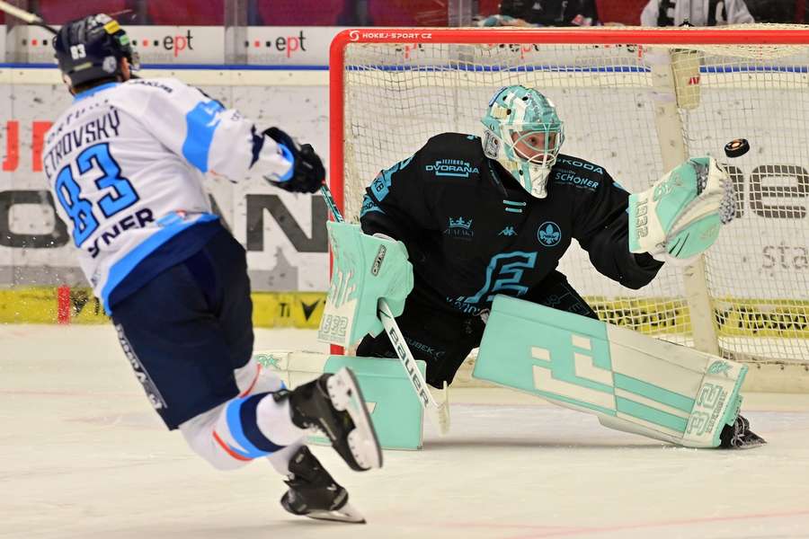 Frodl kryje nájezd Petrovského. Frodl kryje nájezd Petrovského.