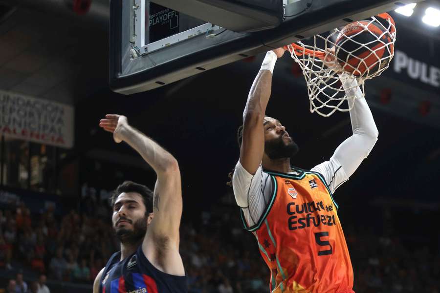 James Webb III machaca el aro ante Abrines