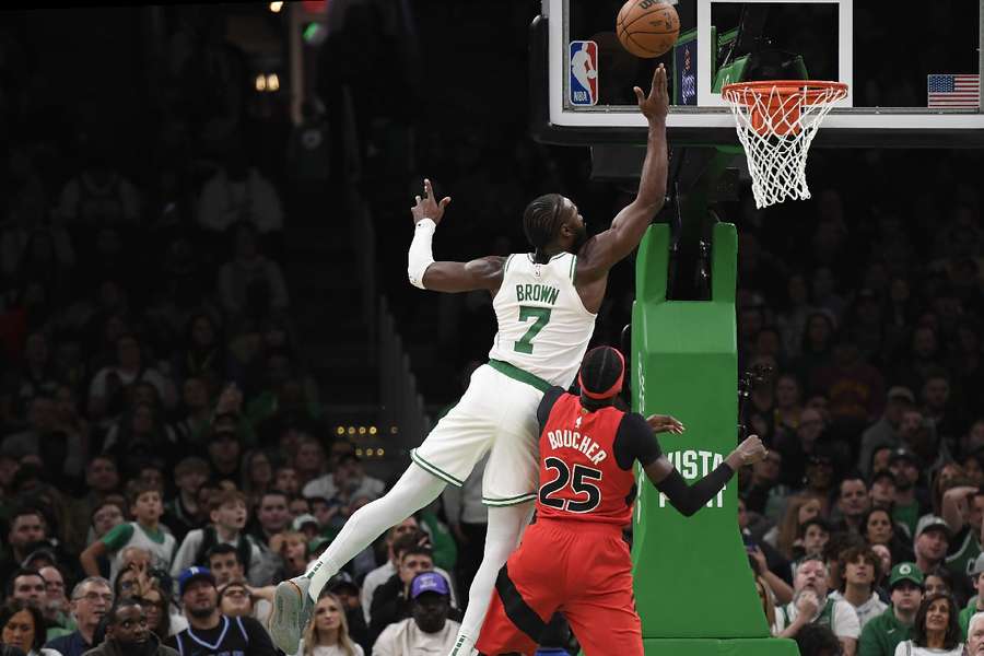 El escolta de los Boston Celtics Jaylen Brown recibe una falta del alero de los Toronto Raptors Chris Boucher durante la segunda mitad en el TD Garden.