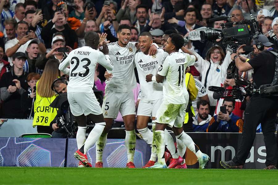 Jude Bellingham célèbre avec Kylian Mbappé