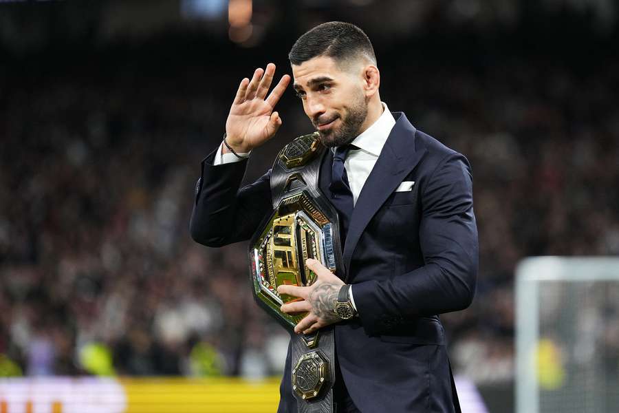 Topuria estuvo en febrero en el Bernabéu haciendo el saque de honor del Real Madrid-Sevilla