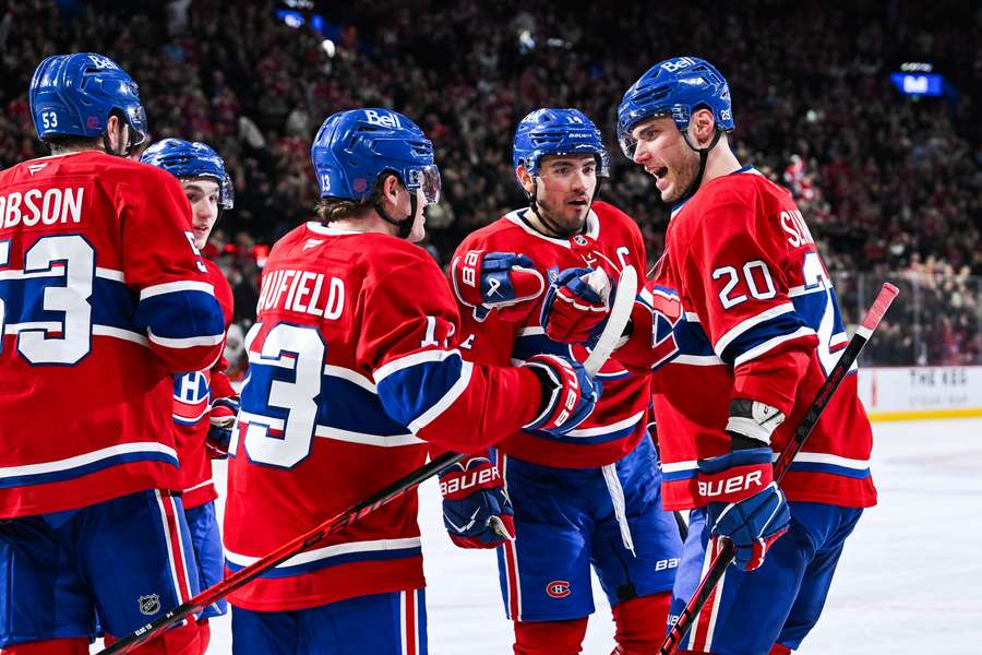 Slafkovský oslavuje gól so spoluhráčmi.