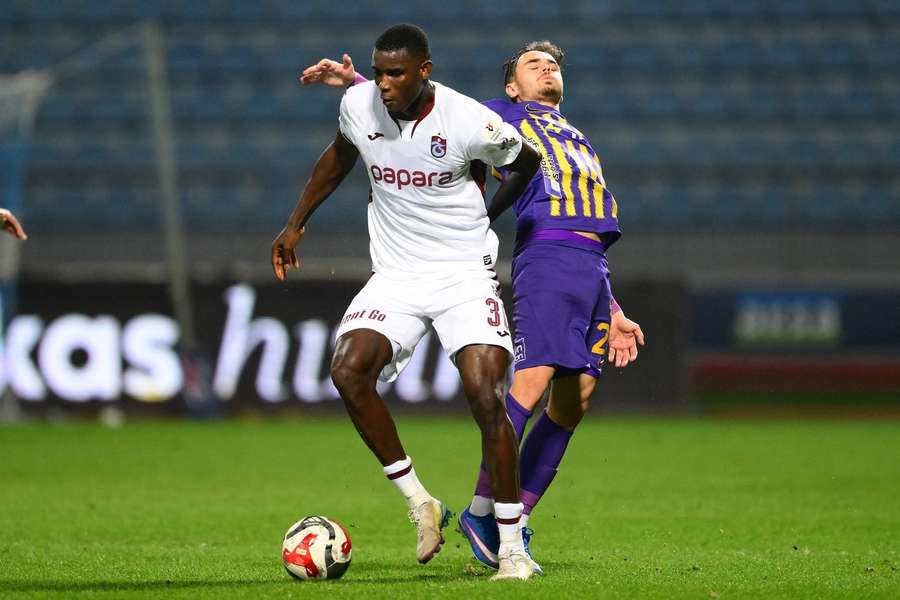 Denis Radu (dreapta) într-un duel din prima ligă turcă