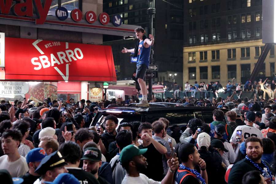 Des supporters des Knicks célébrant dans les rues de New York.
