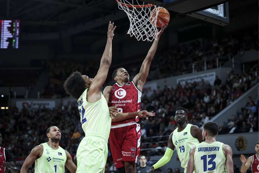 Bell-Haynes, el mejor jugador del partido, entrando a canasta
