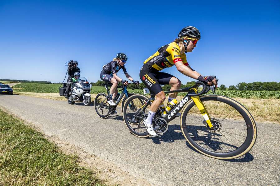 Eva van Agt (r) tijdens het NK wielrennen