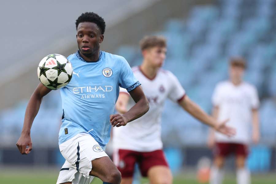 Útočník Justin Oboavwoduo v akci za Manchester City.