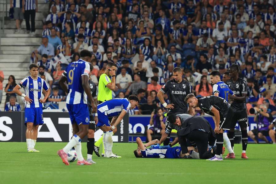 Martim Fernandes lesionou-se com o Vitória SC e saiu de maaca