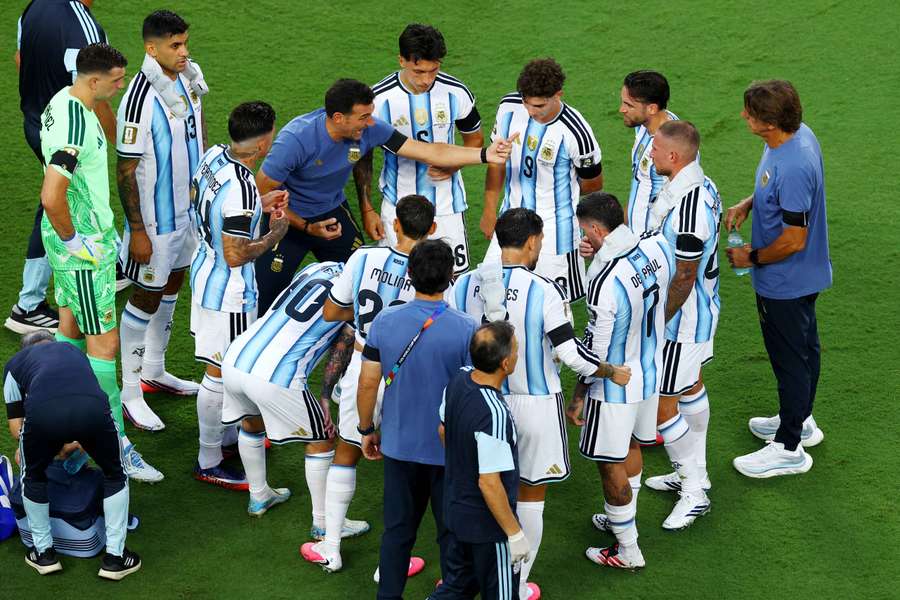 Scaloni rozdáva pokyny hráčom Argentíny. Scaloni rozdáva pokyny hráčom Argentíny.