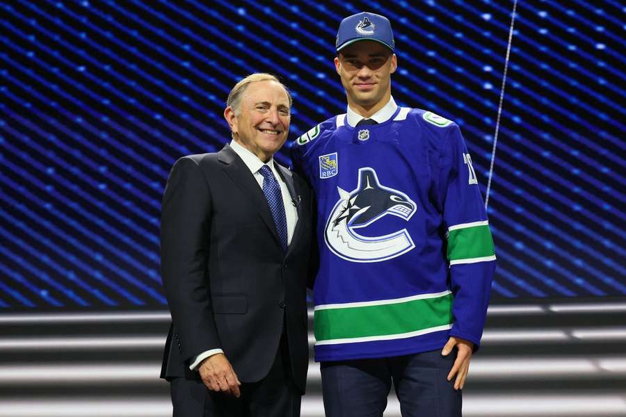 Novotný pózuje na draftu s šéfem NHL Garym Bettmanem.