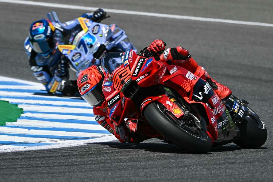 Marc Márquez à frente de Álex Márquez no sprint em Jerez