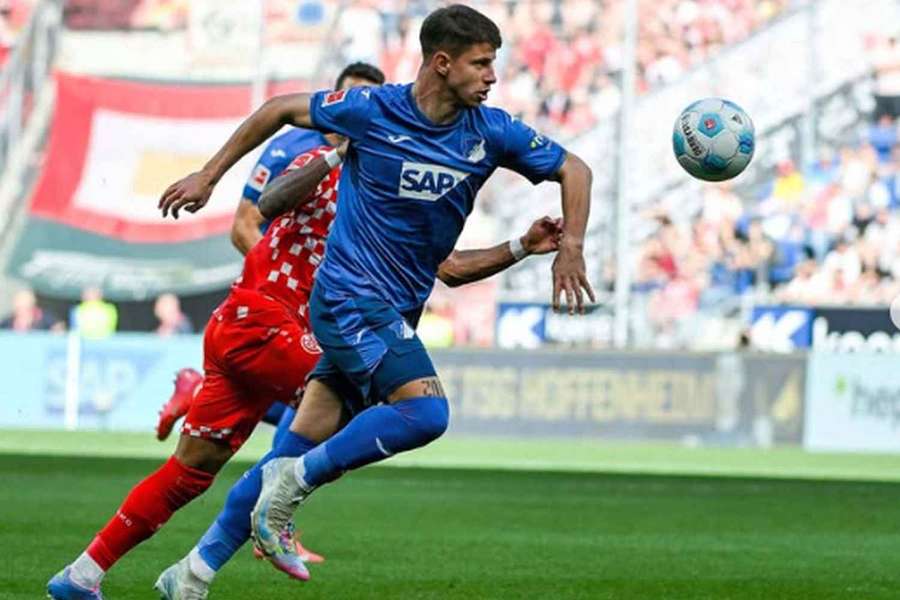 Český reprezentant Adam Hložek v dresu Hoffenheimu.