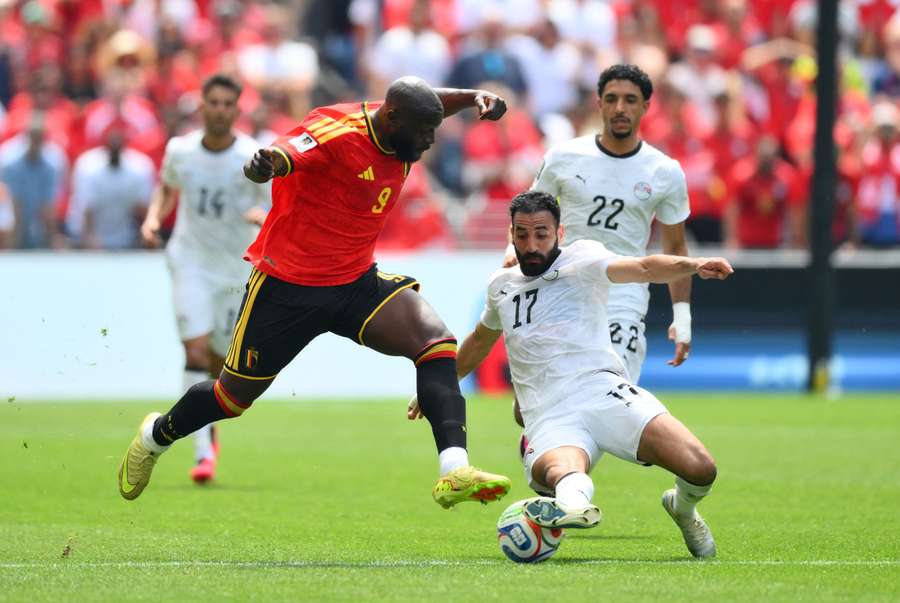 Lukaku im Zweikampf mit Lashin Lukaku im Zweikampf mit Lashin