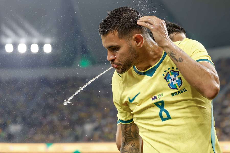 Bruno Guimarães voltou a ser titular após perder penal no Mundial Bruno Guimarães voltou a ser titular após perder penal no Mundial