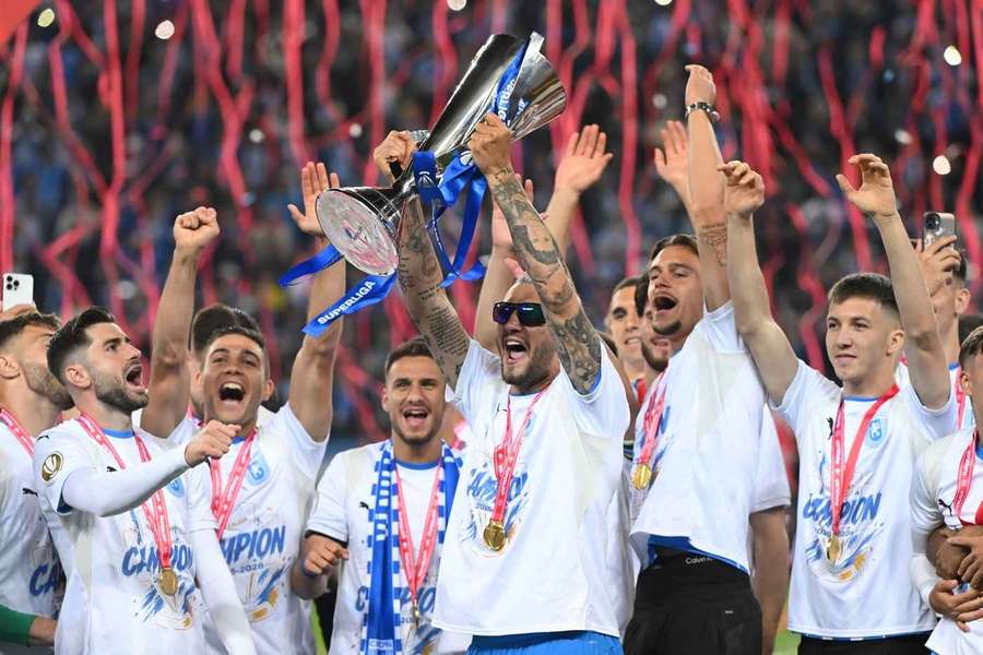 Vasile Mogoș ridică trofeul de campion Vasile Mogoș ridică trofeul de campion