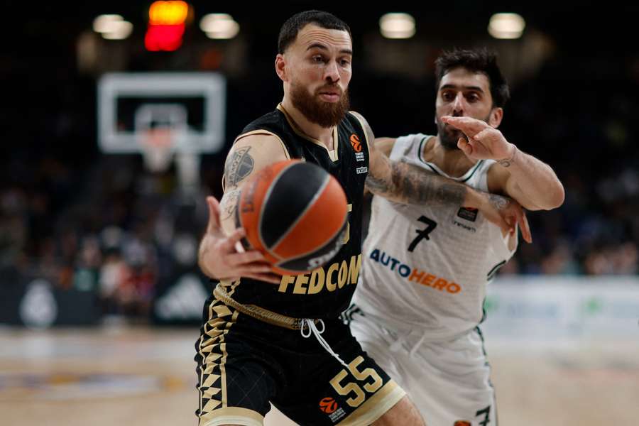 Mike James, a punto de perder el balón ante la presión de Facundo Campazzo