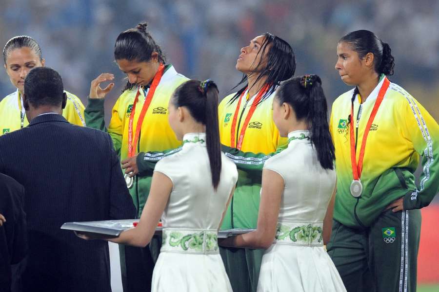 Jogadoras do Brasil recebem medalha de prata após derrota para os EUA em Pequim 2008