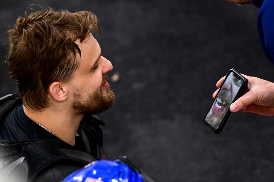 Jiří Smejkal si kontroloval chrup pomocí chytrého telefonu. Jiří Smejkal si kontroloval chrup pomocí chytrého telefonu.