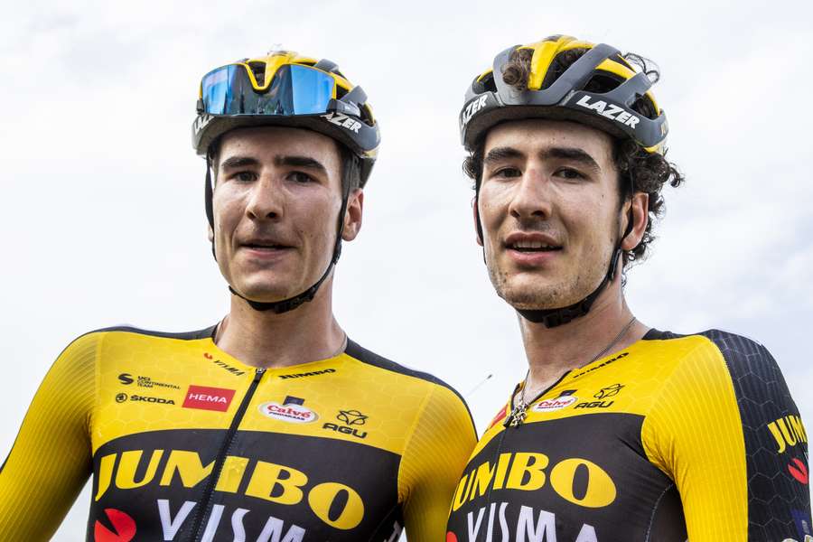 Tim van Dijk (L) en zijn broer Mick vertrekken bij Visma - Lease a Bike