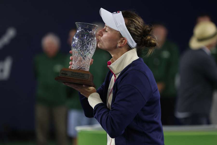 Barbora Krejcikova con il trofeo vinto in California