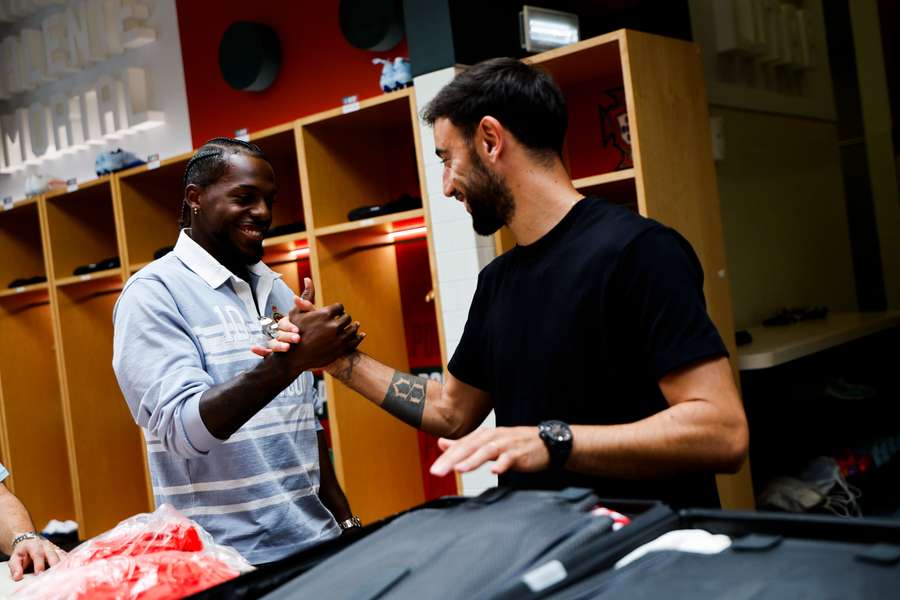 Nuno Tavares, uma das novidades de Jorge Jesus, com Bruno Fernandes Nuno Tavares, uma das novidades de Jorge Jesus, com Bruno Fernandes