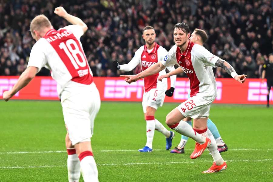 Wout Weghorst rompió el maleficio contra el Almere City