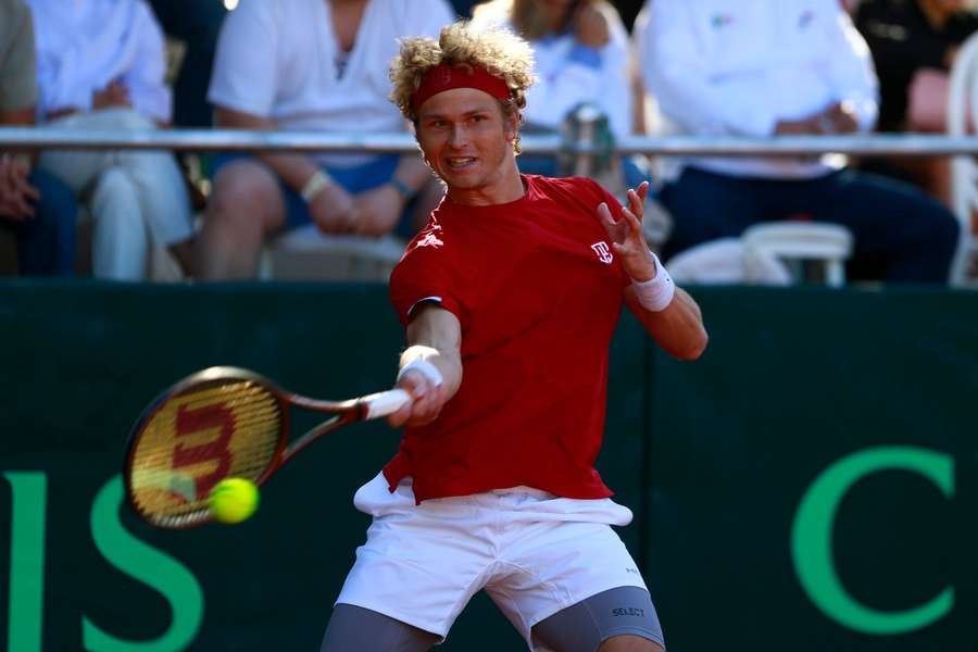 August Holmgren i aktion for det danske Davis Cup hold