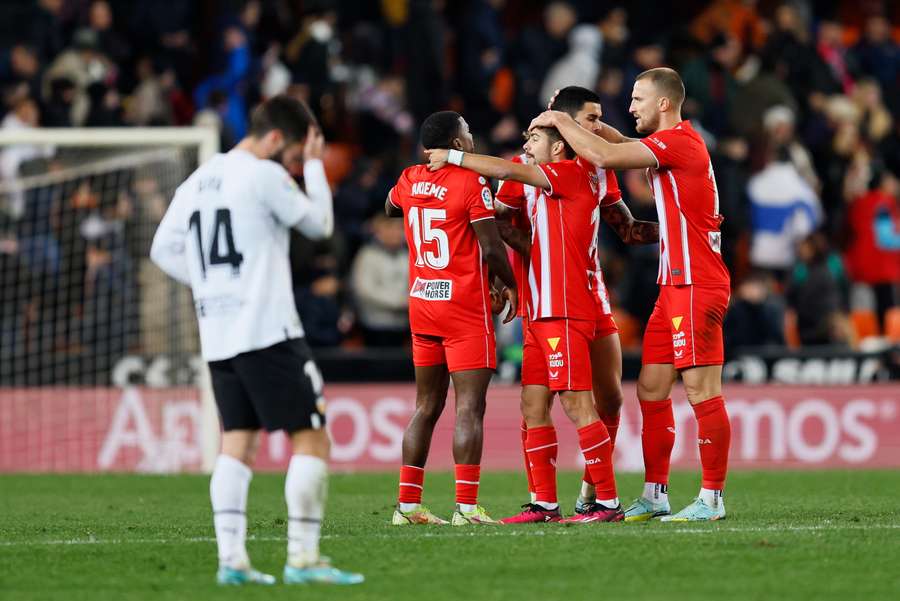 André Almeida assiste, mas Valência falha assalto à Europa na receção ao Almeria (2-2)