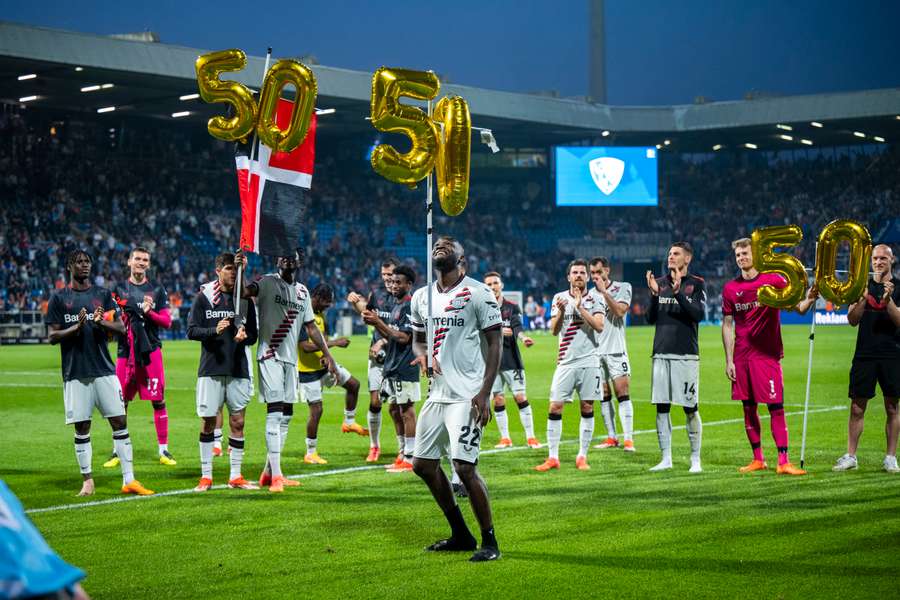 Ongeslagen kampioen Bayer Leverkusen veel te sterk voor tiental VfL Bochum