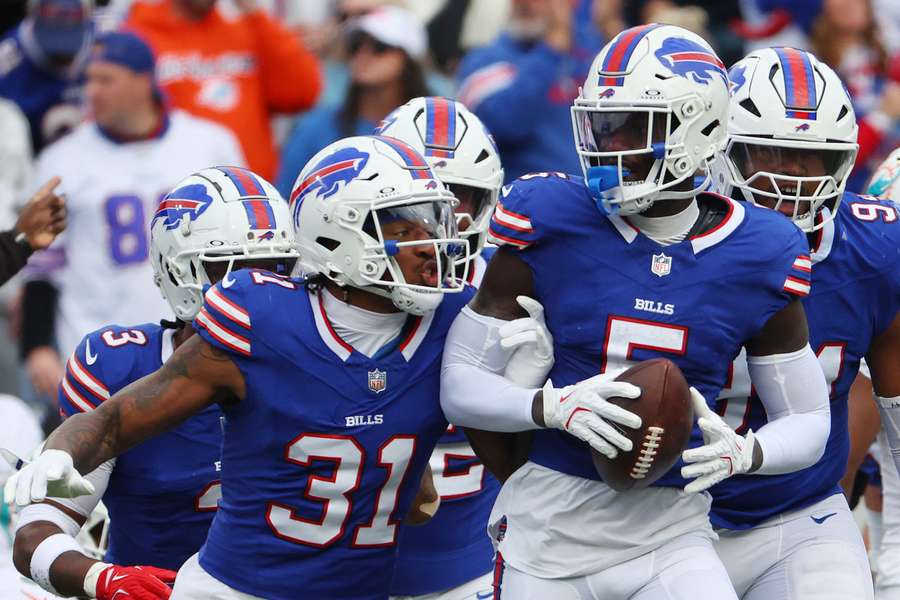 Kaiir Elam (#5) pakte de fumble van Miami RB Raheem Mostert op en gaf de Bills het balbezit terug