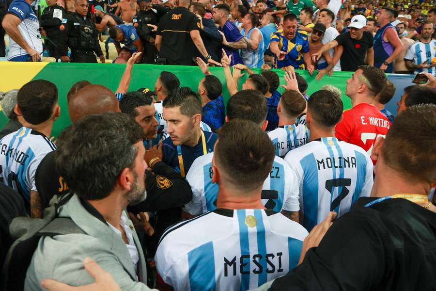 De argentinske spillere forsøgte op til kampen at få ro på gemytterne. I sidste ende blev kampens start udskudt, da de forlod banen i protest. 