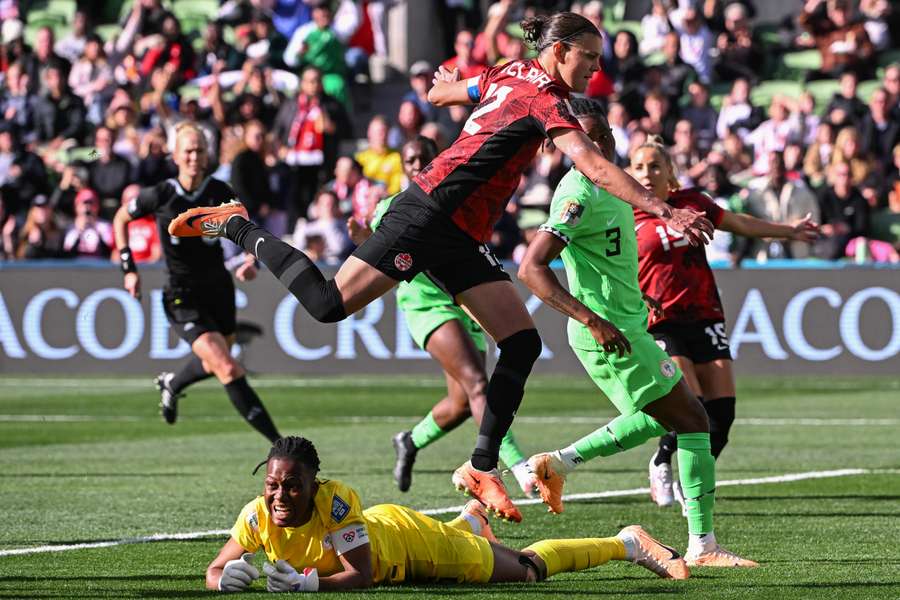 Christine Sinclair a manqué les trois points.