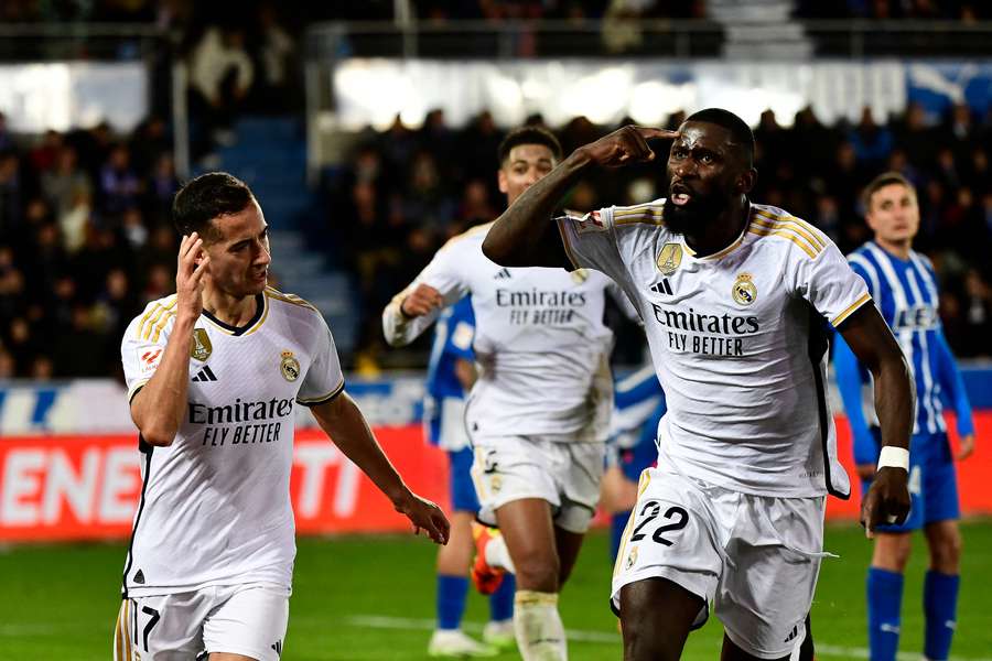 Lucas y Rüdiger celebran el gol de la victoria ante el Alavés