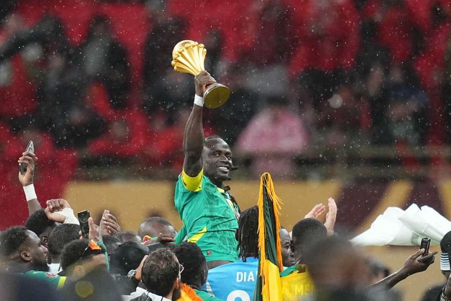 Sadio Mané s trofejí pro vítěze AFCONu.