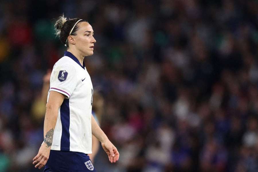 Lucy Bronze sous le maillot de la sélection.