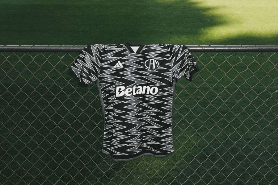 Nova camisa é preta e tem detalhes em cinza e branco