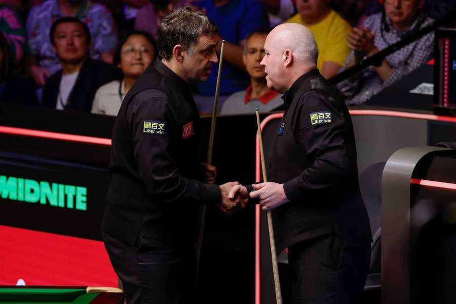 Ronnie O'Sullivan (l.) gratuliert John Higgins (r.) zum Sieg.