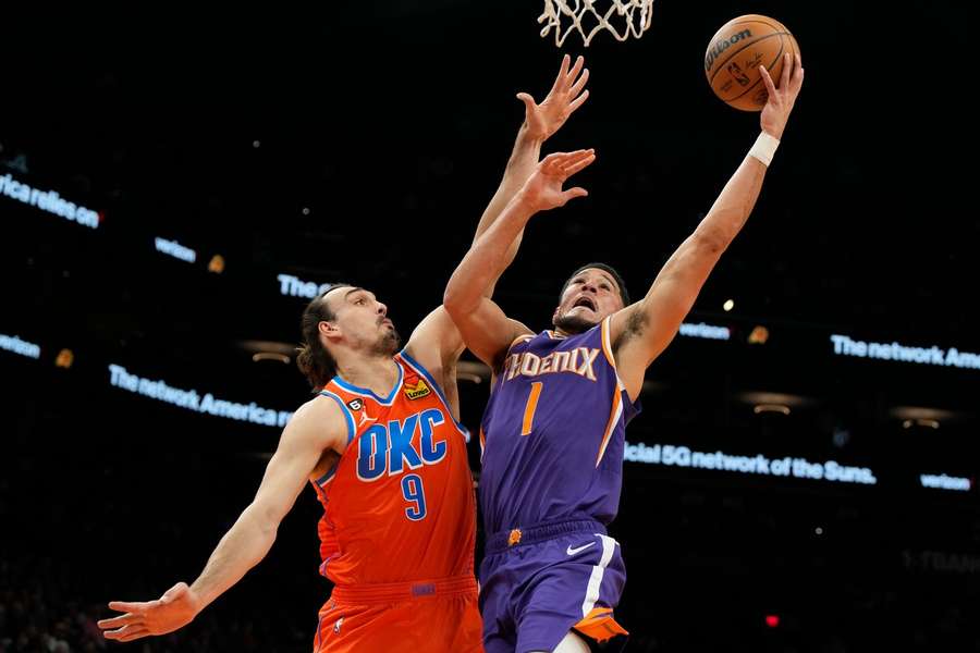 De Suns' Booker in actie tegen de Thunder woensdagnacht