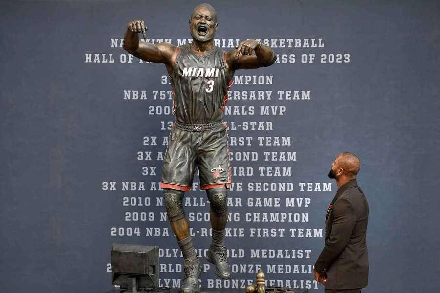 Dwyane Wade contempla su estatua.