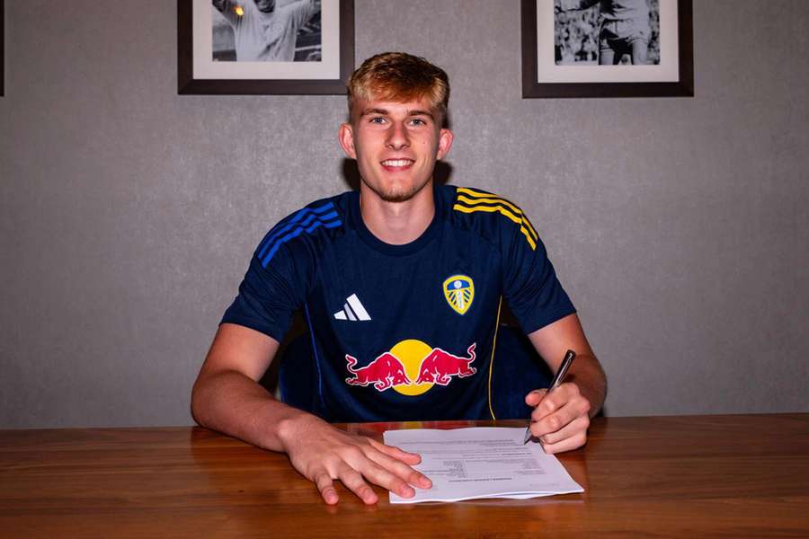 Oliver Wood na assinatura do contrato Oliver Wood na assinatura do contrato