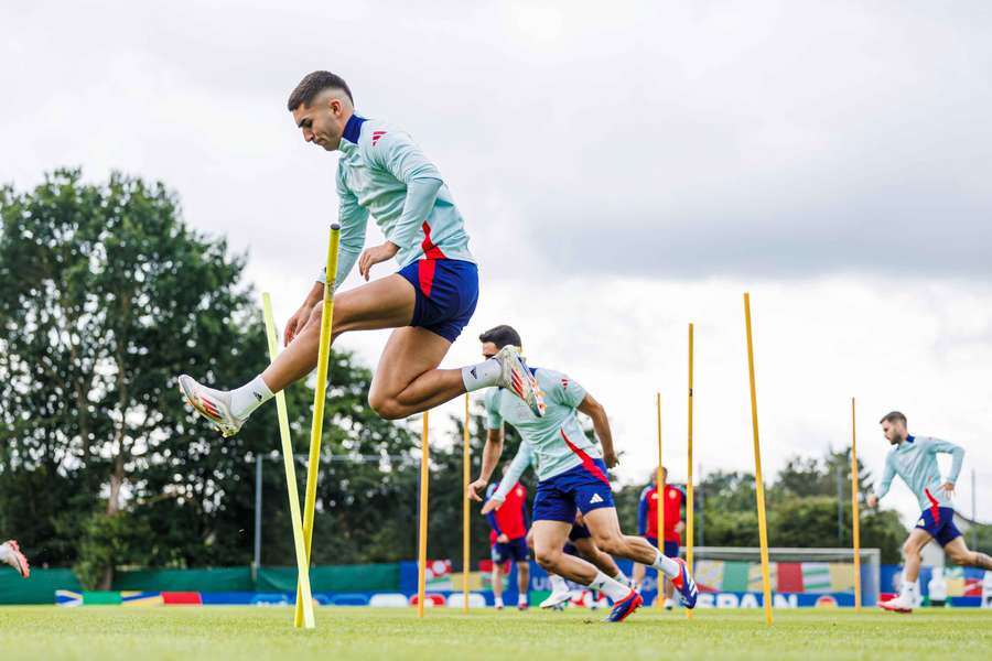 Un momento del entrenamiento de la selección, con Ferran al frente