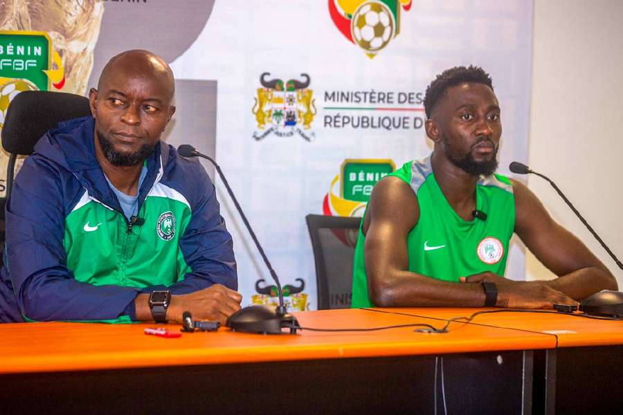 Finidi George en Wilfred Ndidi tijdens een persconferentie