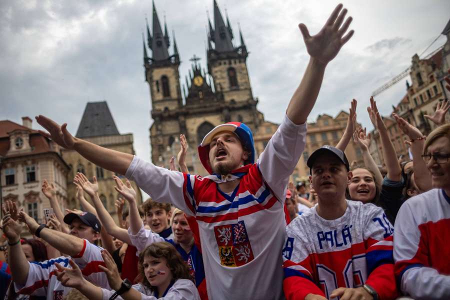 Kilkanaście tysięcy fanów świętowało w Pradze wraz ze złotymi medalistami MŚ w hokeju