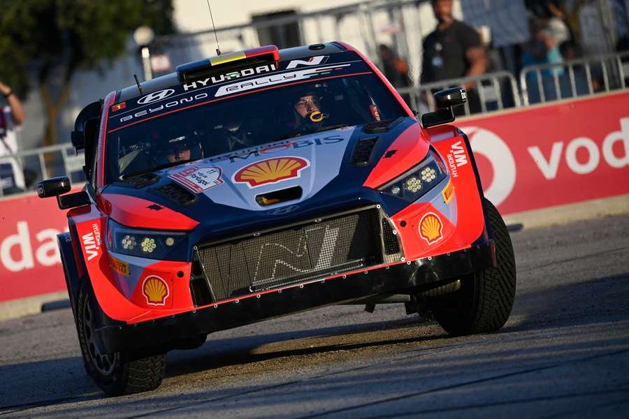 Neuville lidera el Rally de Portugal tras la primera especial