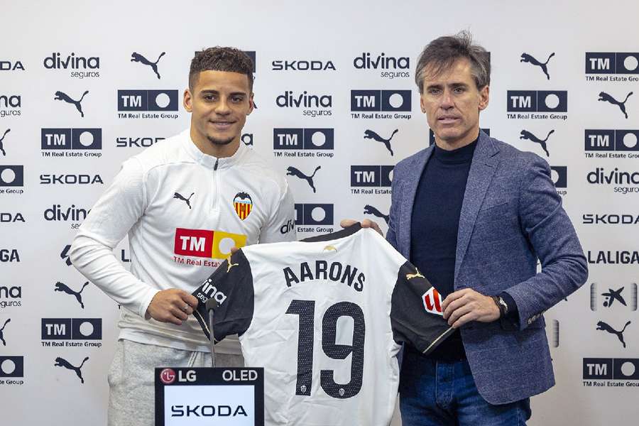 Max Aarons, junto a Miguel Ángel Corona, director deportivo