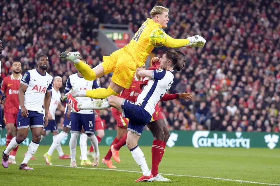 Brankář Tottenhamu Antonín Kinský v akci během utkání s Liverpoolem.